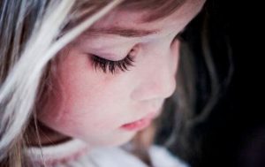 過度教養:讓世界增加不快樂孩子的方法