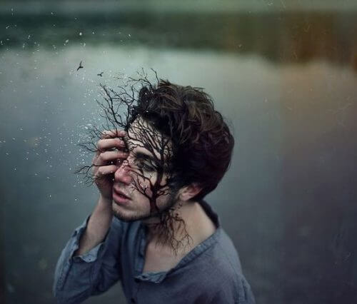 身體長出樹的男人