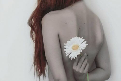 女孩與背後的花