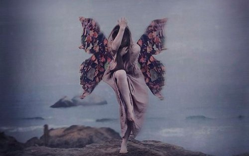 女人和蝴蝶翅膀