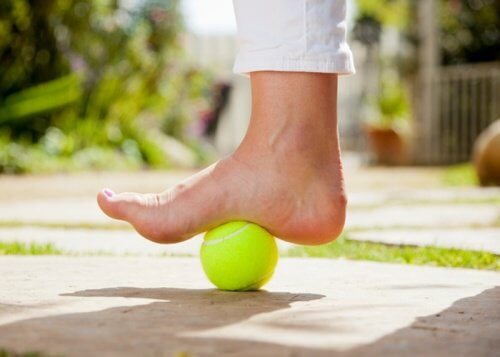 用網球緩解足底筋膜炎的疼痛