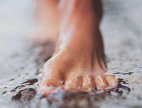 踏水的腳