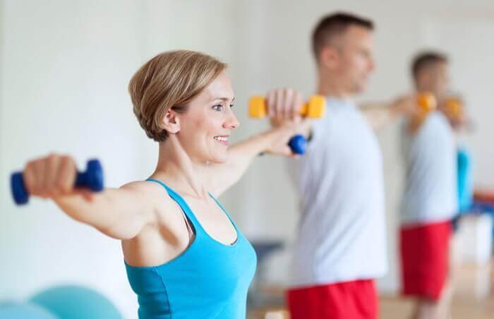 腋下贅肉-側平舉