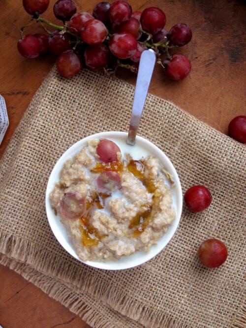 早餐燕麥和葡萄