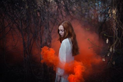 女人與紅雲