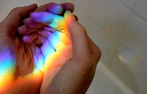 手與彩虹