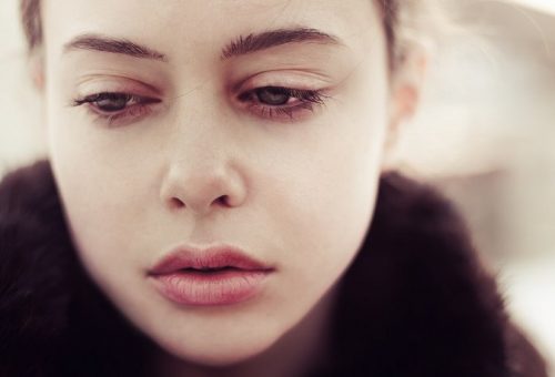 女人悲傷害怕沮喪