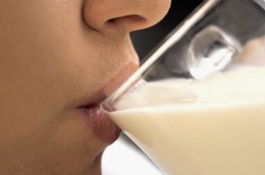 喝牛奶