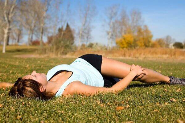 ５種自然緩解背痛的伸展操
