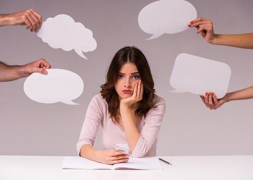 不知道該說什麼的女人被思想泡泡包圍