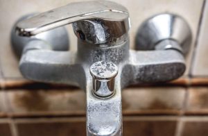 用天然的方法清潔浴室水垢