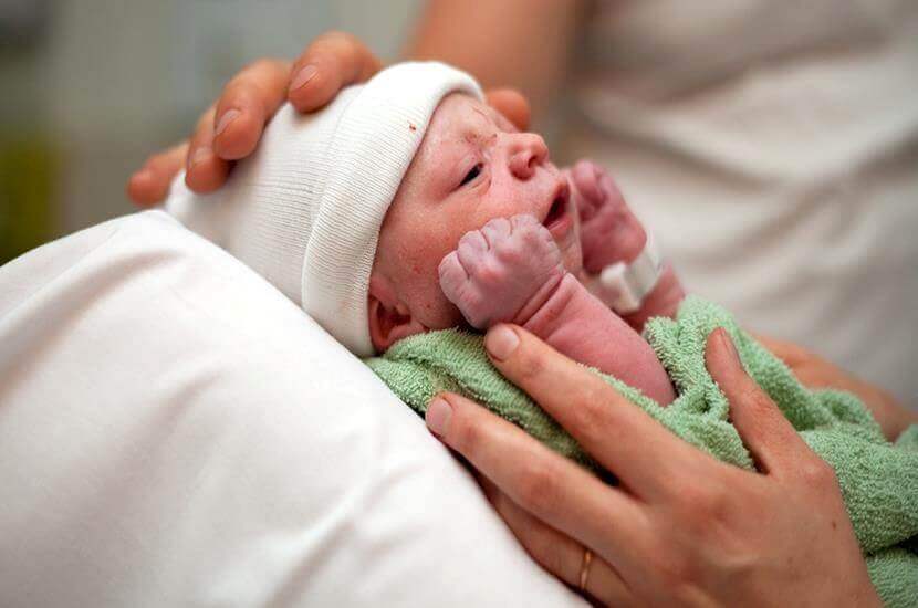 手扶嬰兒