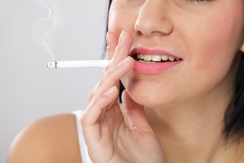 抽菸的女生
