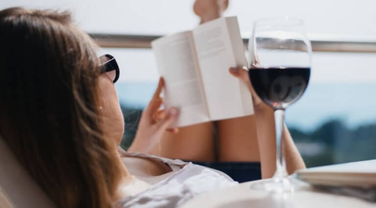 看書配紅酒