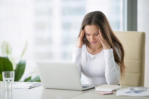 頭痛的女性