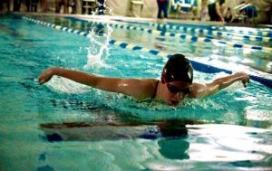 游泳：全身性的健身