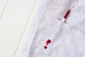 如何清理孩子衣服上的原子筆墨水