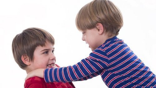 小孩打架
