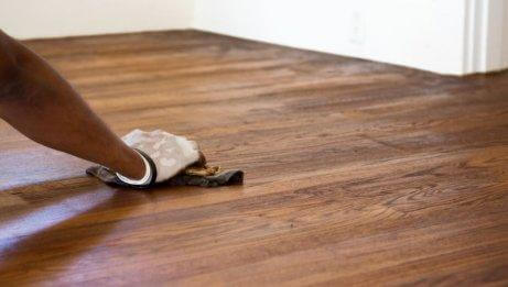 女人清潔木製地板