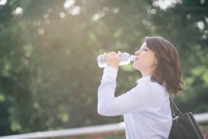 如何自製防脫水的電解質飲料