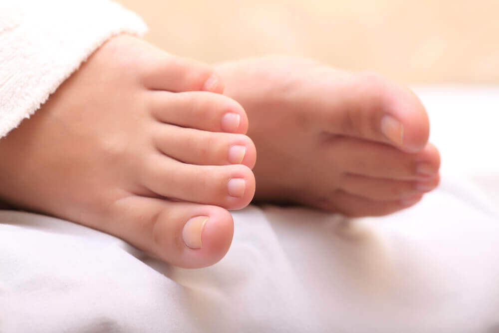 如何使用蒜泥治療內嵌的腳趾甲