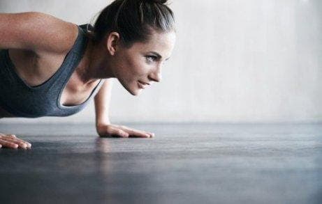 女人做伏地挺身