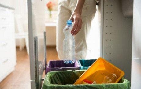 女人回收水瓶