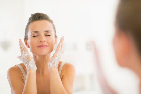 女人洗臉