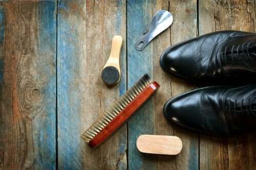 如何清潔皮鞋：五個有用的技巧