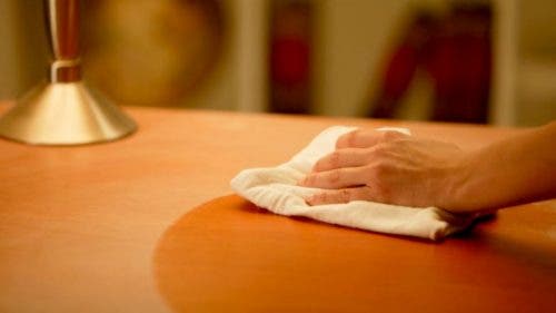 女人清理木桌