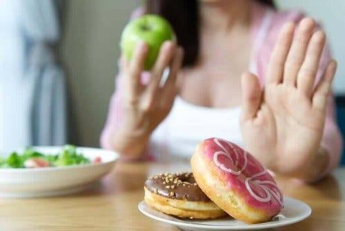 女人吃健康食物