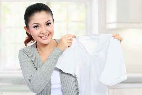 女人洗衣服
