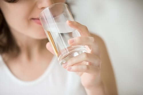 空腹喝水對健康的影響