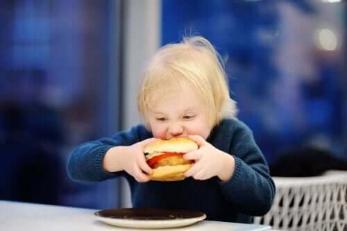 兒童吃漢堡