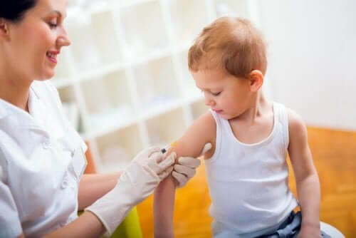 小孩打疫苗