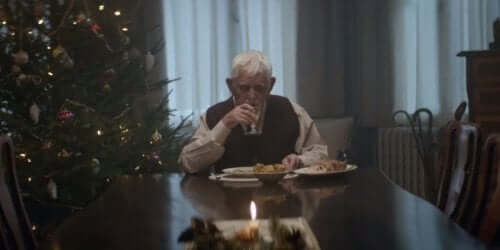 老人獨自吃飯