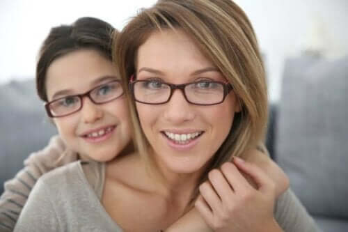 母親女兒戴眼鏡