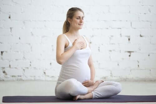 一個孕婦在做瑜珈