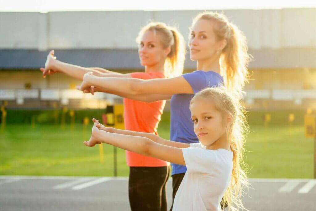 各種年齡的女人運動