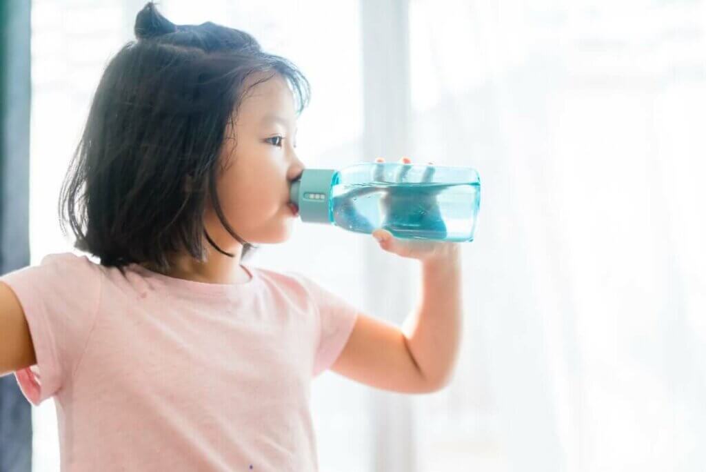 女孩喝水